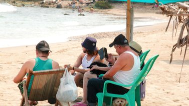 Semana Santa 2024 | Playas de La Guaira fijan precios de sillas y toldos
