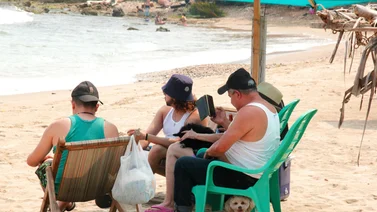 Semana Santa 2024 | Playas de La Guaira fijan precios de sillas y toldos