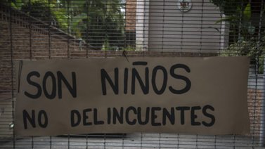 Adolescente venezolano es compensado con miles de dólares tras injusta detención en Trinidad y Tobago