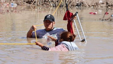 Madre se atrevió a cruzar el río Bravo en muletas para llegar a EEUU