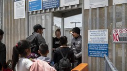 Frontera de Arizona-México: Migrantes podrían quedar a la deriva