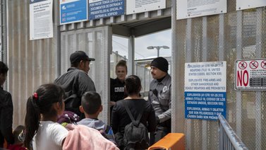 Frontera de Arizona-México: Migrantes podrían quedar a la deriva