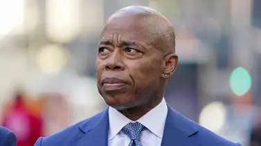 Eric Adams restringe llegada de autobuses con migrantes a Nueva York Eric Adams restringe llegada de autobuses con migrantes a Nueva York