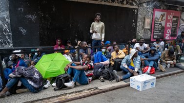 Migrantes en Nueva York: Guía de supervivencia desde tu primer día (+Detalles)