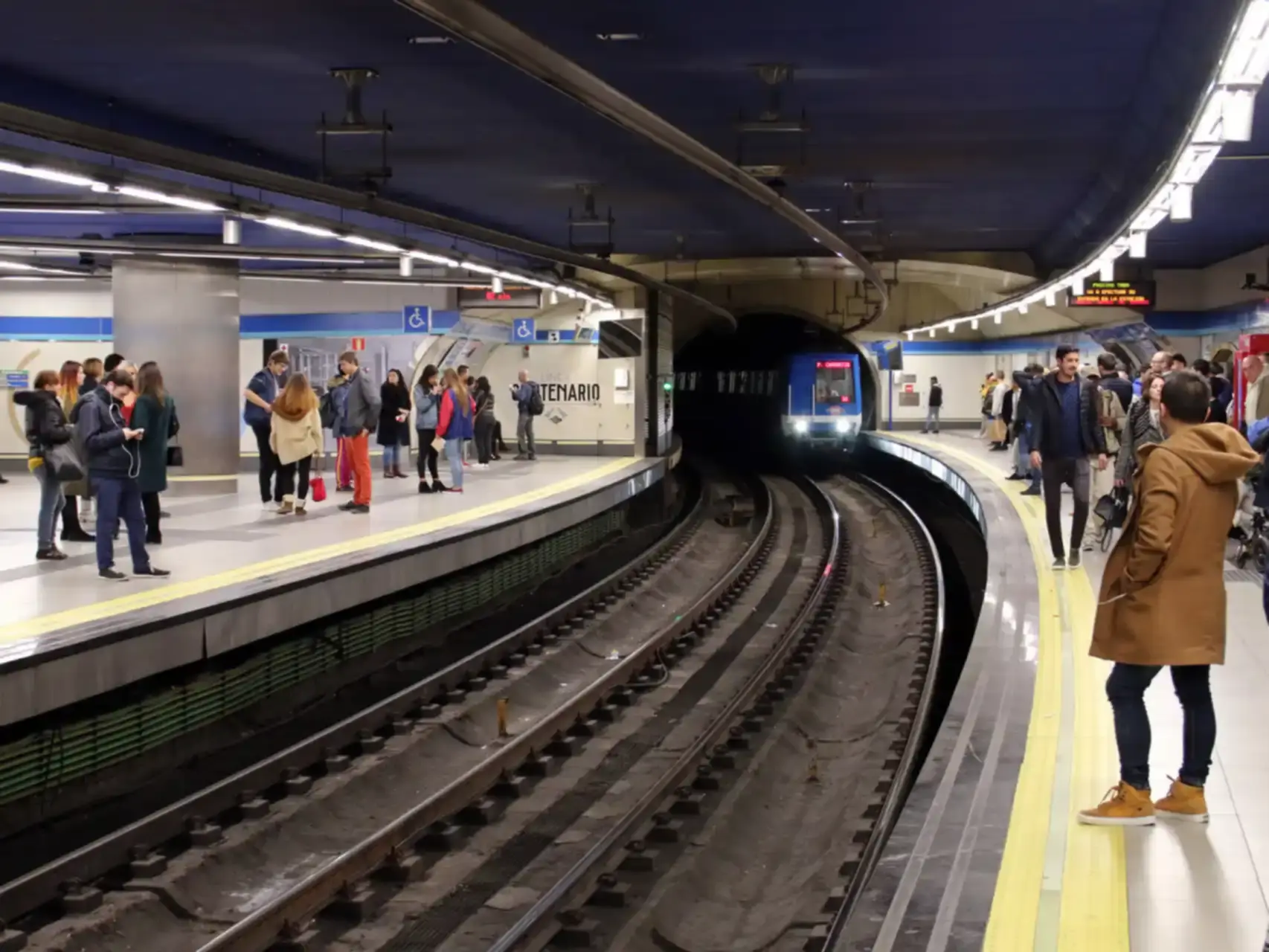 Madrid |Desalojan estación del metro tras explosión en uno de sus trenes