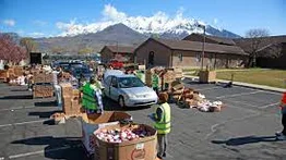 Dan comida gratis en Utah en una red de comedores
