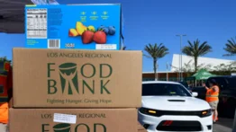 California entrega alimentos gratis en diversos centros comunitarios