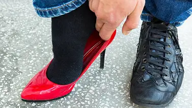 Hombres protestan contra la violencia de género usando tacones rojos (+Video) Hombres protestan contra la violencia de género usando tacones rojos (+Video)