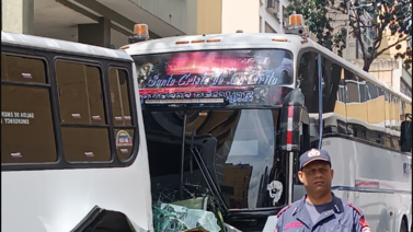 Aparatoso accidente ocurrió en la Avenida Lecuna en Caracas este #2Mar