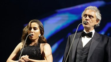 Así fue abucheada Anitta al presentarse con Andrea Bocelli (+Video)