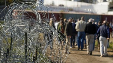 Venezolano quedó atrapado en alambrado de púas en frontera de EEUU (+VIDEO)