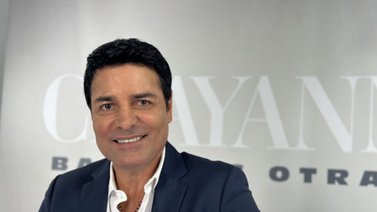 Chayanne recibió galardón de la mano de su hija Isadora y sobrina Lele Pons (+Video)