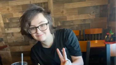 Estudiante trans de Oklahoma muere tras recibir una golpiza en los baños escolares Estudiante trans de Oklahoma muere tras recibir una golpiza en los baños escolares