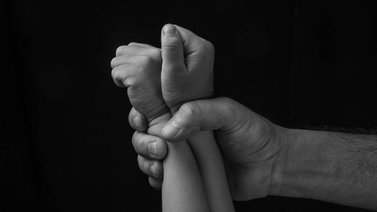 Mujer acusa a su yerno de violar a sus dos hijas