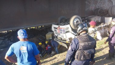 Camión de carga pesada volcó en la ARC este #22Feb