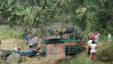 Camión cae por un precipicio y deja 15 muertos