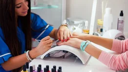 Sepa cómo tramitar una licencia para ser manicurista en EEUU