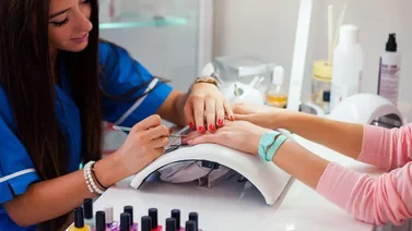 Sepa cómo tramitar una licencia para ser manicurista en EEUU