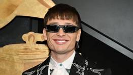 El mexicano Peso Pluma se estrena en los Grammy y se llevó su primer premio