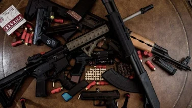 Detienen a dos sujetos con cargamento de armas y municiones de EEUU