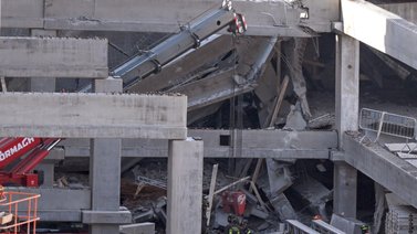 Derrumbe de obra en Italia deja un hombre muerto y varios heridos