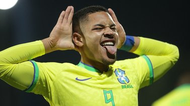 Fútbol: Vitor Roque regresa a la convocatoria del Barcelona