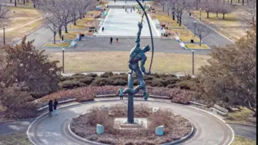 Migrantes latinos causan estragos jugando carnaval en New York Migrantes latinos causan estragos jugando carnaval en New York