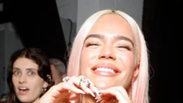 Karol G canta a sus pequeños fans en un hospital oncológico (+Video)