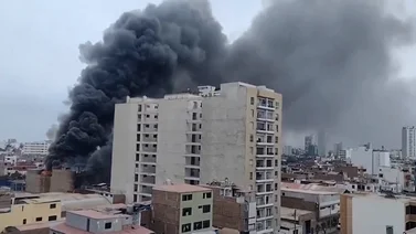 Varios bomberos heridos tras incendio de almacén en Lima