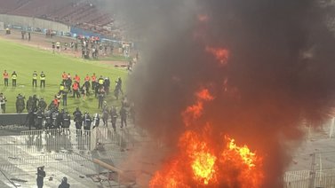 Fanáticos provocan incendio en un estadio en pleno partido