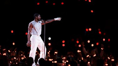 Usher puso a vibrar al público en el medio tiempo del Super Bowl (+Video)