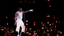 Usher puso a vibrar al público en el medio tiempo del Super Bowl (+Video)
