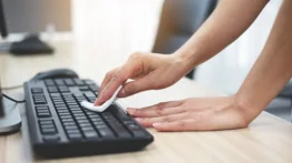 ¡Se acabó! No más mugre en el teclado