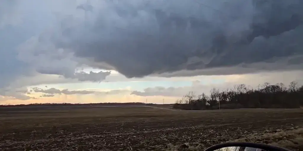 Avistan inusual tornado a las afueras de Chicago (+VIDEO)