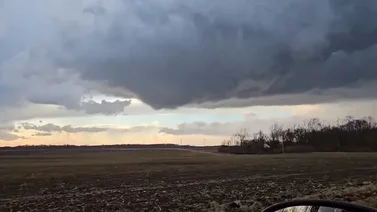 Avistan inusual tornado a las afueras de Chicago (+VIDEO)
