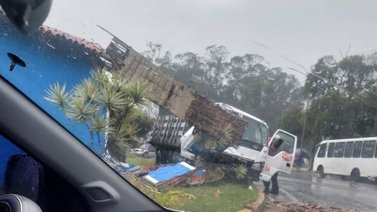 Camión tumbó fachada de bienvenida de San Antonio de Los Altos