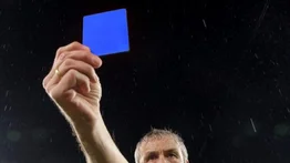 Los árbitros usarán tarjetas azules en el fútbol profesional (+detalles)
