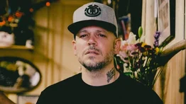 Residente anuncia su nuevo tema con un cortometraje junto a Najwa Nimri