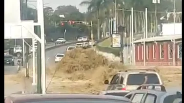 AHORA: Rotura de tubería matriz bloquea el paso hacia San Antonio de Los Altos (VIDEO)
