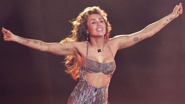 Miley Cyrus ganó su primer Grammy y no se puso panty para la ceremonia