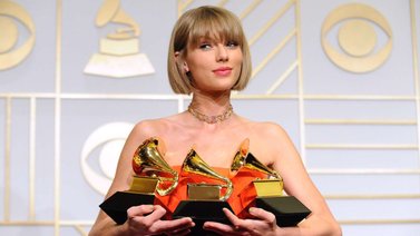 La cantante Taylor Swift arrasó en los Premios Grammy 2024
