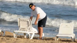 ¡Amor azul! Captan a Cristian Castro con su novia en un día de playa