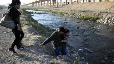 Paso de migrantes por la frontera de EEUU se redujo a la mitad