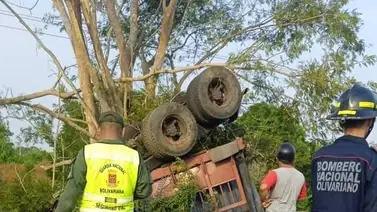 Muere chofer de un camión tras violento accidente vial (+VIDEO) Muere chofer de un camión tras violento accidente vial (+VIDEO)