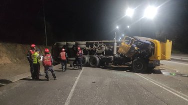 AHORA: Reportan volcamiento de gandola en la bajada de Tazón (+VIDEO)