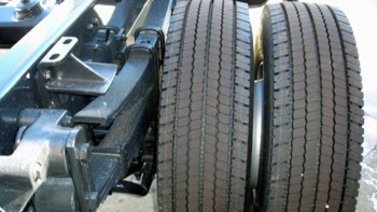 Mujer murió al quedar atrapada entre las morochas de un camión