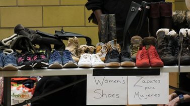 Comida y ropa gratis recibieron inmigrantes en Brooklyn