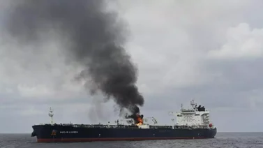Controlan incendio en buque petrolero tras ser alcanzado por un misil hutí