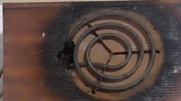 Capturado tras quemarle las manos a sus hijos con una cocina eléctrica