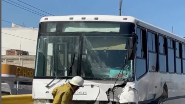 Pasajeros de autobús salen por ventanas tras accidente en La Guaira (+Video)